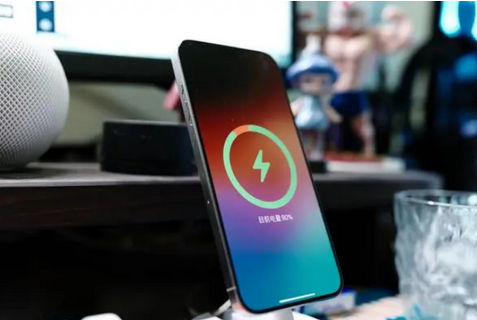 光泽苹果15换屏服务分享用什么充电器给iPhone15充电更好 